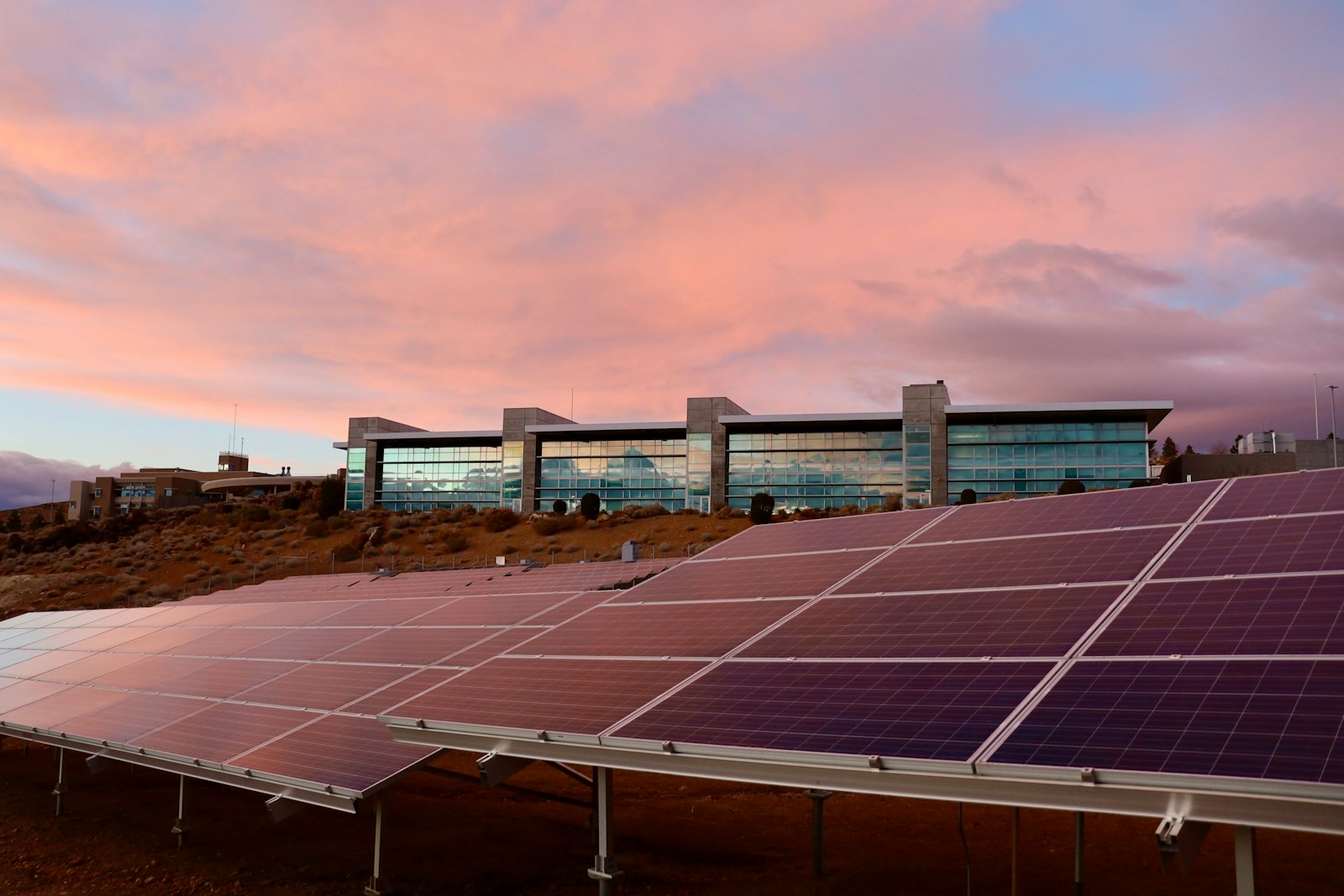 Installation photovoltaïque au coucher du soleil