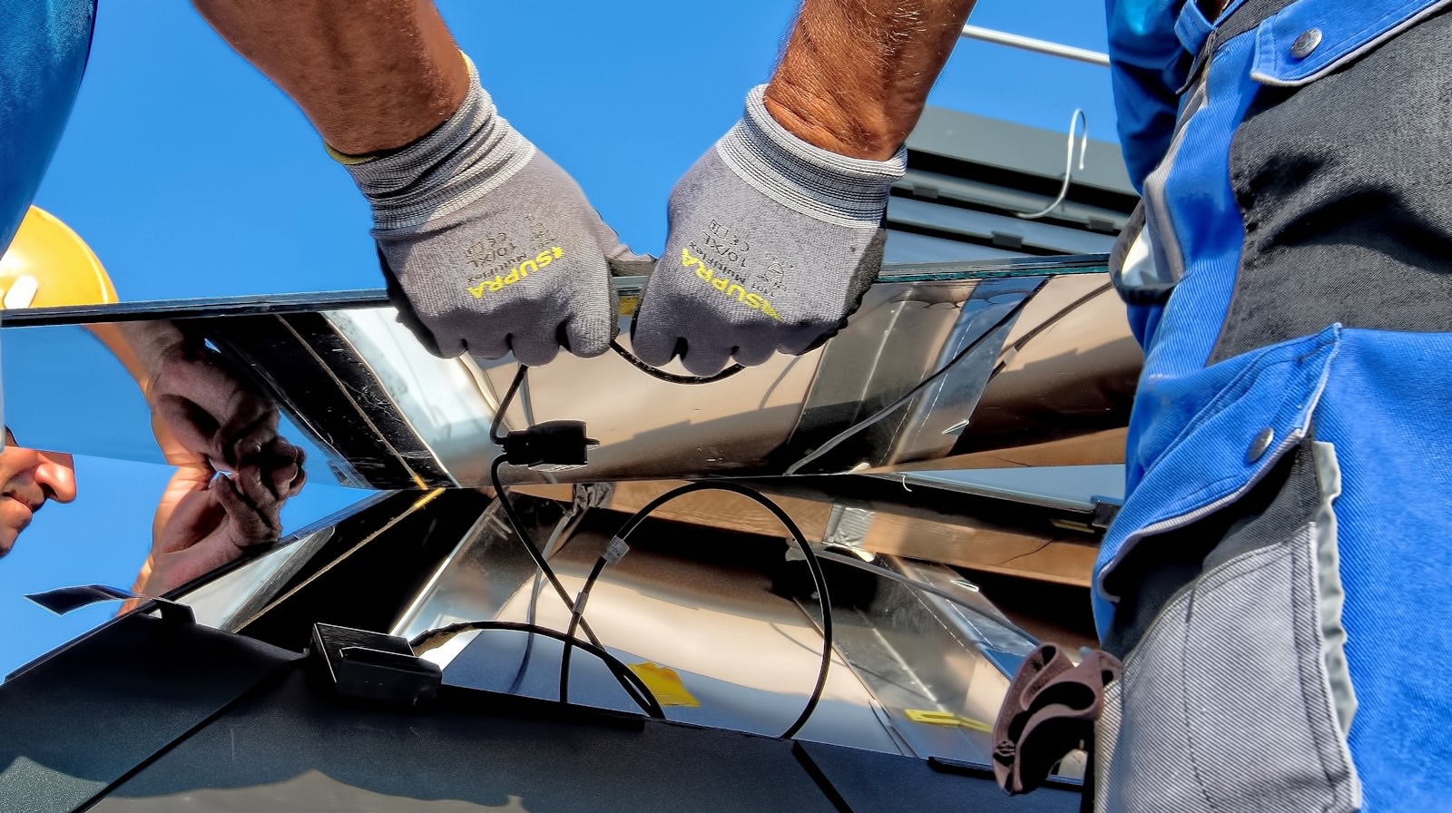 Installateur câblant des panneaux solaires